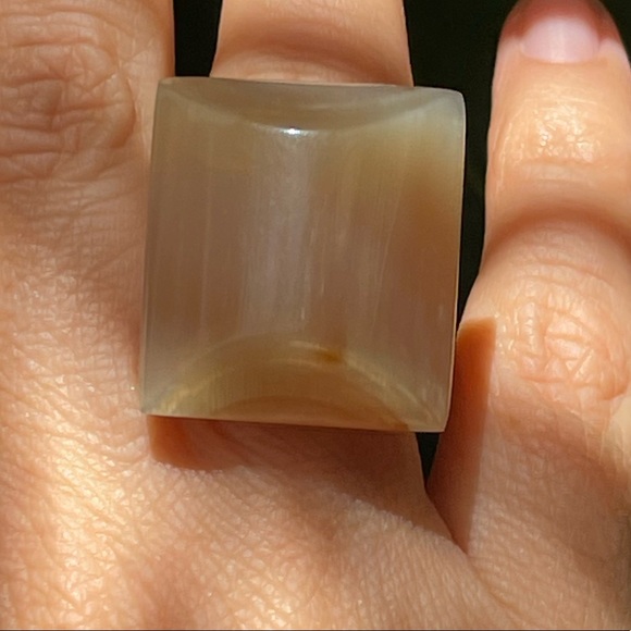 Carved natural horn ring - Picture 4 of 9